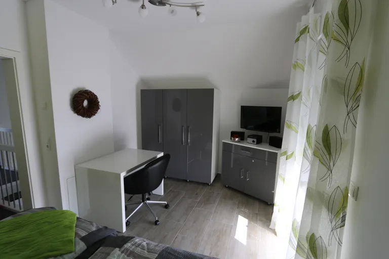 Schlafzimmer III mit Schreibtisch und TV