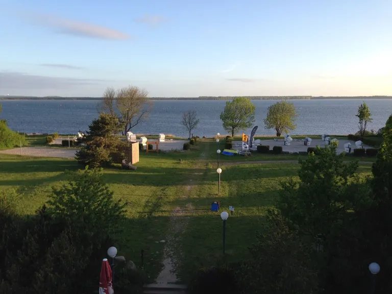 Blick vom Bodden-Strand bei Sonnenuntergang