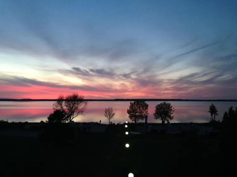 Dramatischer Bodden-Sonnenuntergang