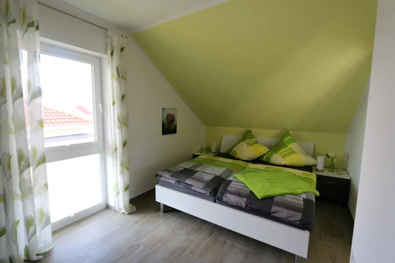 Schlafzimmer III mit grünem Akzent
