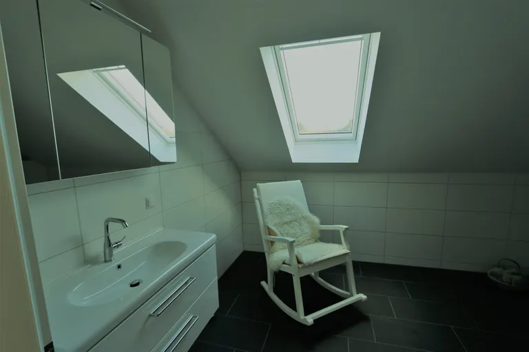 Oberes Badezimmer mit Dusche und Dachfenster