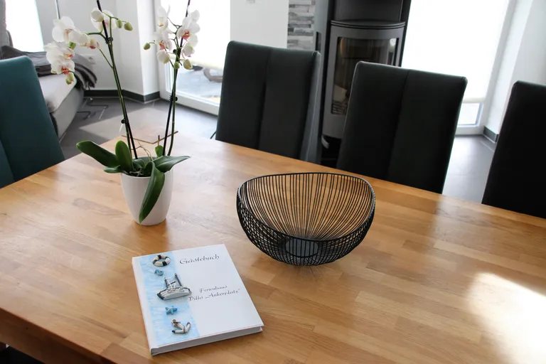 Esstisch mit Gästebuch