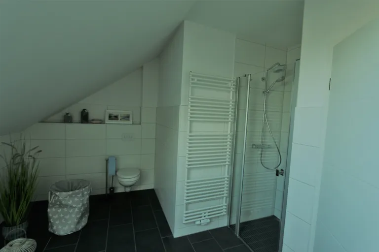 Badezimmer mit Handtuchhalter und Dusche