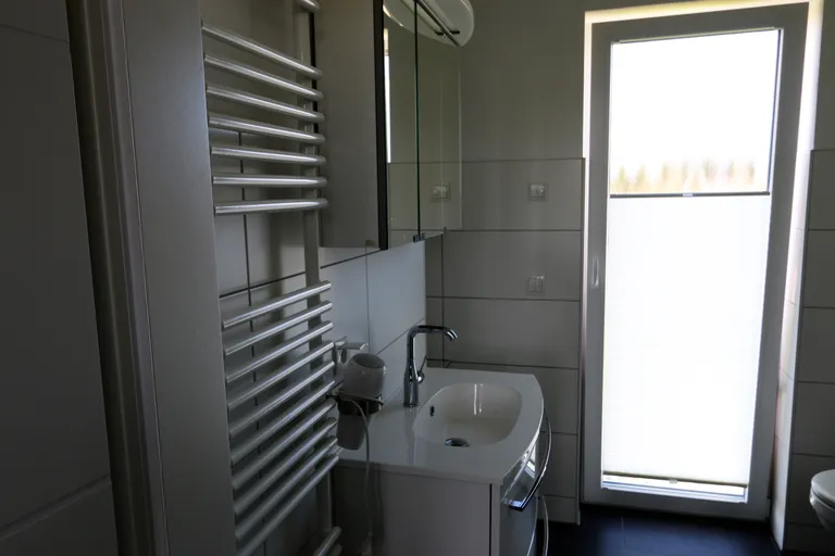 Eingangsbereich mit Treppe und Blick in die Küche