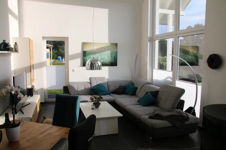 Helles Wohnzimmer mit großen Fenstern