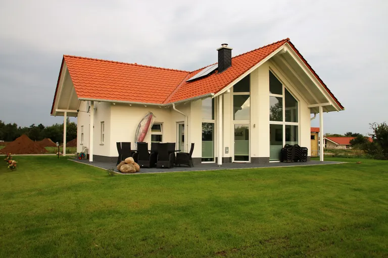 Villa Ankerplatz Frontansicht mit rotem Dach