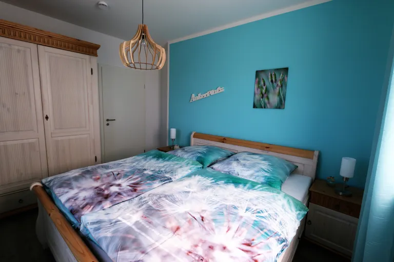 Schlafzimmer I mit türkiser Akzentwand