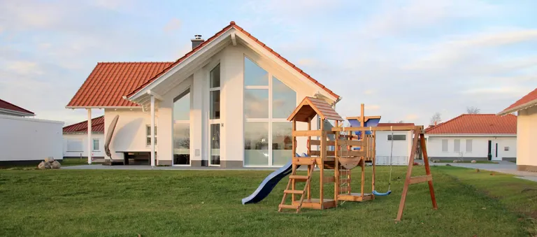 Villa Ankerplatz von außen mit Spielplatz und weitläufigem Garten