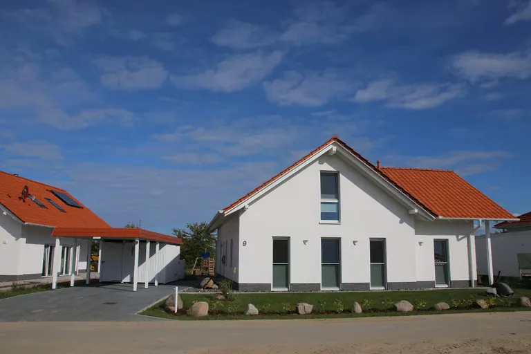Villa Ankerplatz Frontansicht unter blauem Himmel
