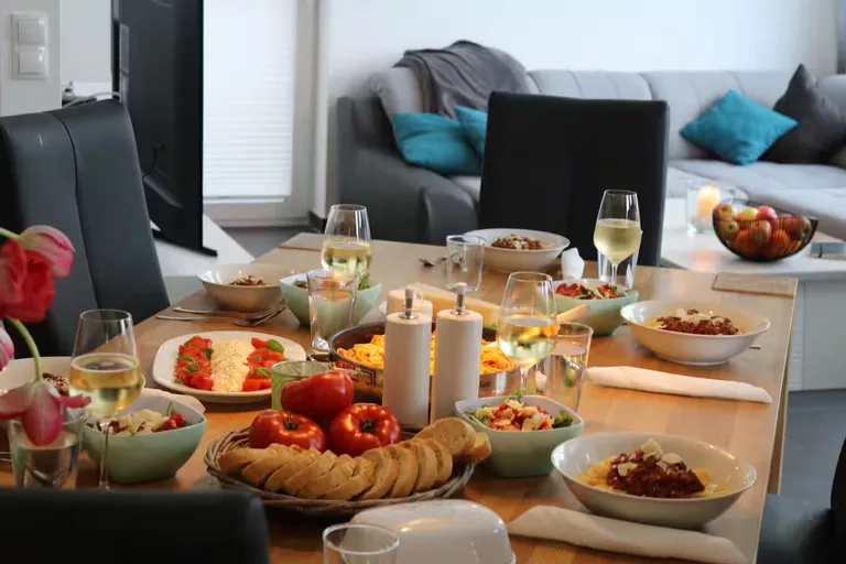 Festlich gedeckter Esstisch mit Speisen und Getränken